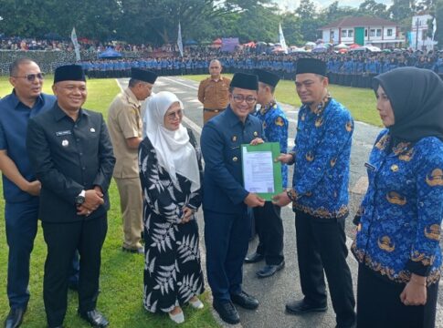 Bupati Tasikmalaya, H Cecep Nurul Yakin didampingi Wabup Asep Sopari Al Ayubi, menyerahkan petikan Keputusan Pengangkatan PPPK paruh waktu di lingkungan Pemerintah Kabupaten Tasikmalaya.