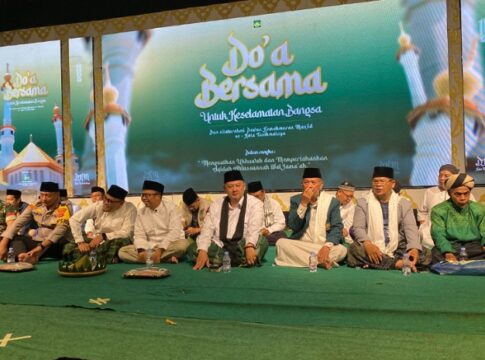 Wali Kota Tasikmalaya Viman Alfarizi Ramadhan dan Forkopimda, berdoa bersama DKM se-Kota Tasikmalaya serta ribuan santri.
