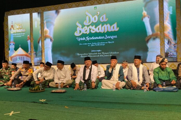 Wali Kota Tasikmalaya Viman Alfarizi Ramadhan dan Forkopimda, berdoa bersama DKM se-Kota Tasikmalaya serta ribuan santri.