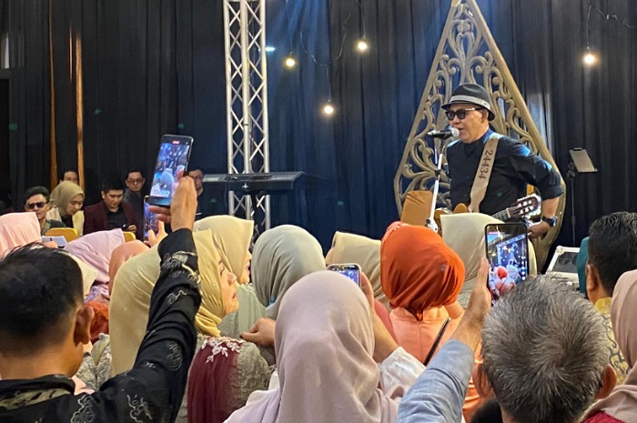 Musisi legendaris Sunda, Doel Sumbang tampil langsung menghibur para tamu undangan resepsi pernikahan dr.Hj.Violetta Meitrie Sugianto dengan dr.H.Nofal Agnia Dendy.