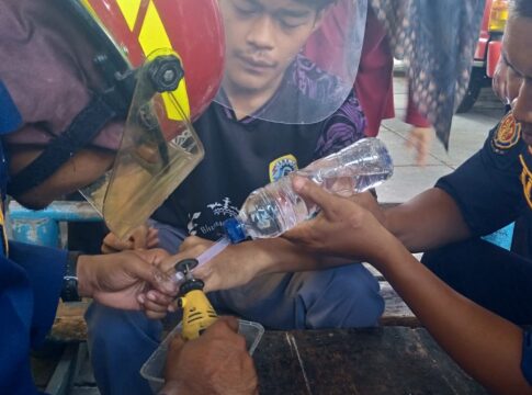 Ketpot: Personel Damkar UPTD Ciamis saat berjibaku melepas cincin dari jari Candra warga Desa Gegempalan