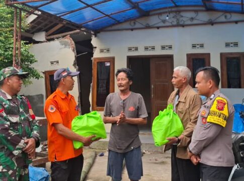 Ketpot: Yaya R Pemilik rumah warga Desa Jagabaya Panawangan yang terdampak pergeseran tanah saat menerima bantuan logistik kedaruratan