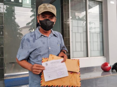 Caption: Andri Setiawan warga Desa Rejasari menunjukan bukti laporan pengaduan ke Inspektorat Banjar