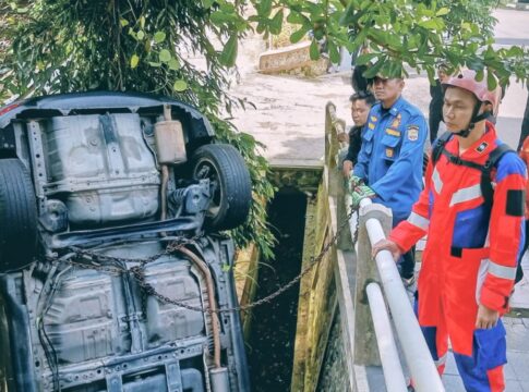 Ketpot: Personel Damkar UPTD Ciamis saat mengevakuasi mobil dosen unigal