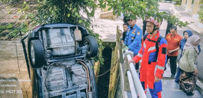 Ketpot: Personel Damkar UPTD Ciamis saat mengevakuasi mobil dosen unigal