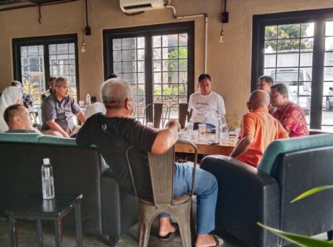 Caption: Tim 6 dan perwakilan OPD saat diskusi di salah satu cafe di Kota Banjar