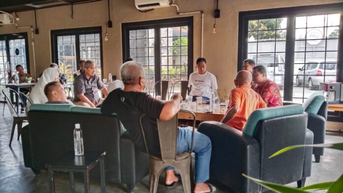 Caption: Tim 6 dan perwakilan OPD saat diskusi di salah satu cafe di Kota Banjar