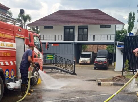 Ketpot: Personel Damkar UPTD Ciamis saat membersihkan material sisa proyek pembangunan gedung Kejari Ciamis