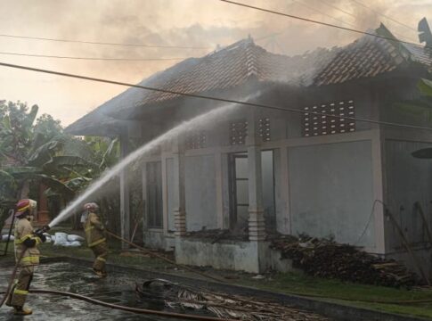 Ketpot: Personel Damkar pos WMK Banjarsari saat berjibaku memadamkan api di bangunan lumbung padi di wilayah Desa Bantardawa