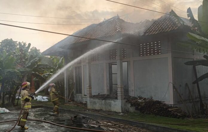 Ketpot: Personel Damkar pos WMK Banjarsari saat berjibaku memadamkan api di bangunan lumbung padi di wilayah Desa Bantardawa