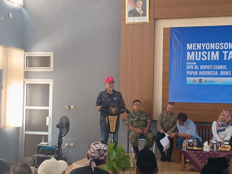 Ketpot: Bupati Ciamis Herdiat Sunarya saat acara penyerahan alat usaha pertanian