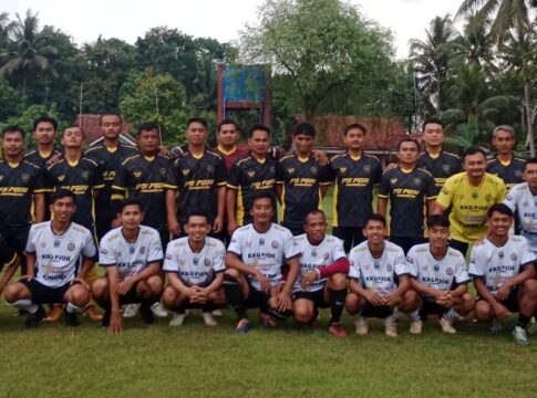 Ketpot: Kesebelasan PGRI Pamarican Ciamis dan Kesebelasan Guru PJOK Majenang saat laga persahabatan