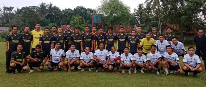 Ketpot: Kesebelasan PGRI Pamarican Ciamis dan Kesebelasan Guru PJOK Majenang saat laga persahabatan