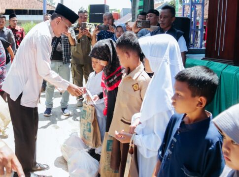 Ketpot: Bupati Ciamis Herdiat Sunarya saat memberikan santunan