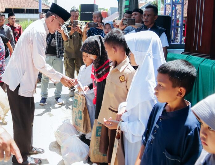 Ketpot: Bupati Ciamis Herdiat Sunarya saat memberikan santunan