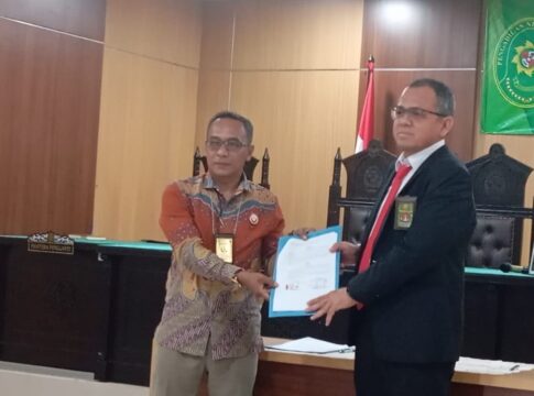 Caption: Ketua Pengadilan Negeri Kota Banjar Herman Siregar SH dan Ketua YLBH Panglima Asep Han Han SH menunjukan berkas MoU Posbakum