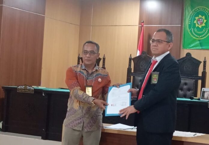 Caption: Ketua Pengadilan Negeri Kota Banjar Herman Siregar SH dan Ketua YLBH Panglima Asep Han Han SH menunjukan berkas MoU Posbakum