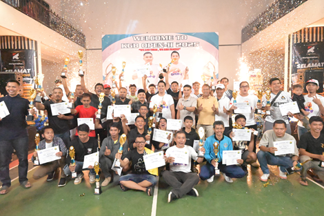 Caption: Ketua Panitia KGB Open II 2025, dr Dino Avinsa foto bersama peserta turnamen