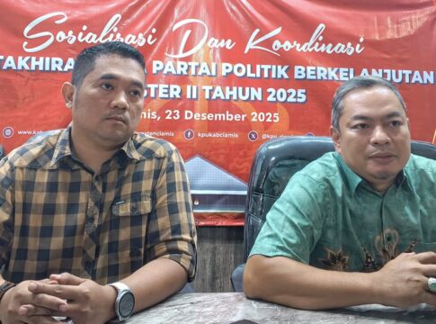 eterangan Foto: Ketua KPU, Oong Ramdani bersama Koordinator Divisi Penanganan Pelanggaran Data dan Informasi Bawaslu Kabupaten Ciamis, Samsul Maarif ketika memberikan keterangan kepada wartawan di Aula KPU Ciamis, Selasa (23/12/2025).