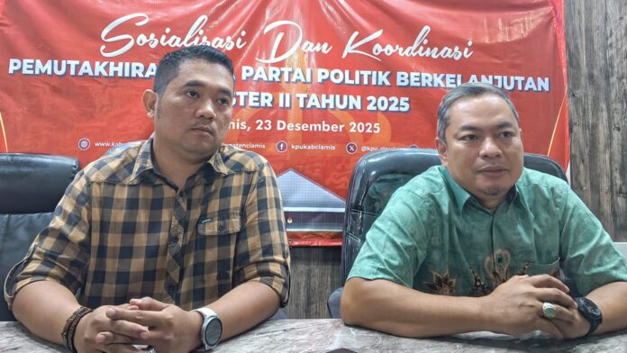 eterangan Foto: Ketua KPU, Oong Ramdani bersama Koordinator Divisi Penanganan Pelanggaran Data dan Informasi Bawaslu Kabupaten Ciamis, Samsul Maarif ketika memberikan keterangan kepada wartawan di Aula KPU Ciamis, Selasa (23/12/2025).