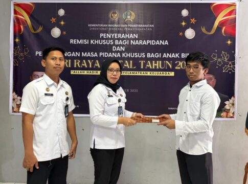 Ketpot: Rendi (paling kanan) warga binaan Lapas Ciamis saat menerima remisi