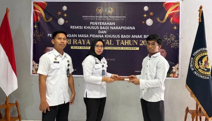 Ketpot: Rendi (paling kanan) warga binaan Lapas Ciamis saat menerima remisi
