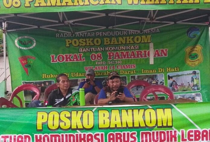 Ketpot: Anggota RAPI Pamarican Ciamis saat bertugas di posko pengamanan Nataru