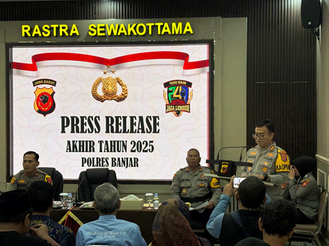 Caption: Kapolres Banjar AKBP Tyas Puji Rahadi memberikan sambutan saat rilis akhir tahun 2025