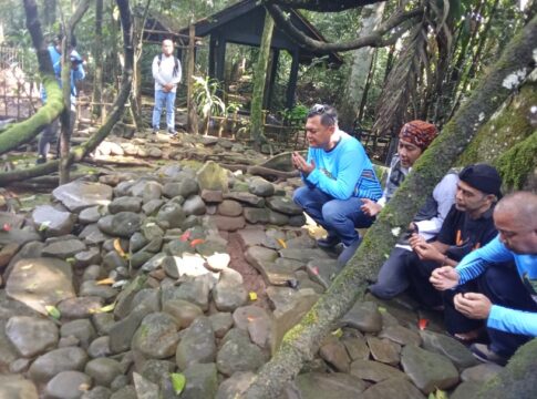 Ketpot: Kapolres Ciamis AKBP. Hidayatullah saat melaksanakan jiarah, memberikan bantuan sembako dan Ngobras' bersama warga Desa Ciomas Panjalu