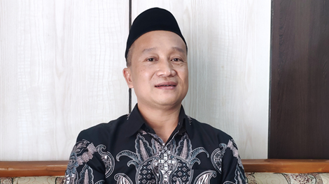 Keterangan Foto 1, Kepala Divisi Perencanaan, Data, dan Informasi KPU Ciamis, Tohirin, S.Pd ketika wawancara dengan awak media, Senin (08/12/2025).