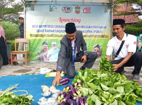 Ketpot : H. Koswara saat memperlihatkan hasil pertanian organik