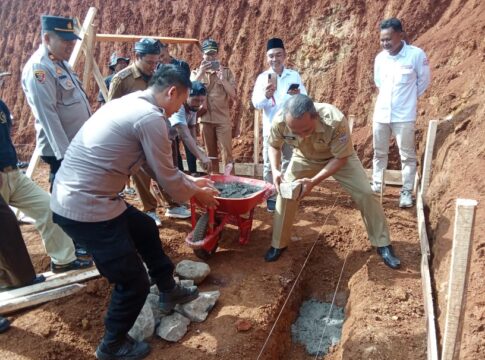 Ketpot: Ketua KDMP Muktisari Arie Mirzha (Belakang kanan) saat menyaksikan peletakan batu pertama pembangunan gerai KDMP Muktidari