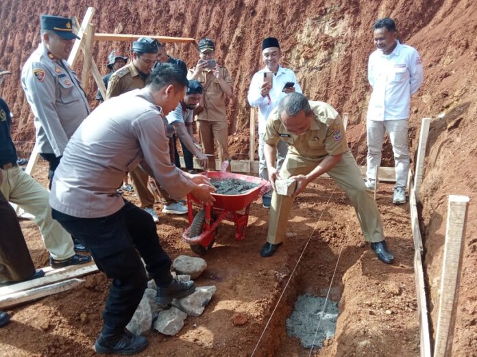 Ketpot: Ketua KDMP Muktisari Arie Mirzha (Belakang kanan) saat menyaksikan peletakan batu pertama pembangunan gerai KDMP Muktidari