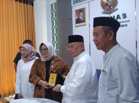 Ketpot: Bapenas saat saat menyerahkan plakat kepada ketua BAZNas Ciamis