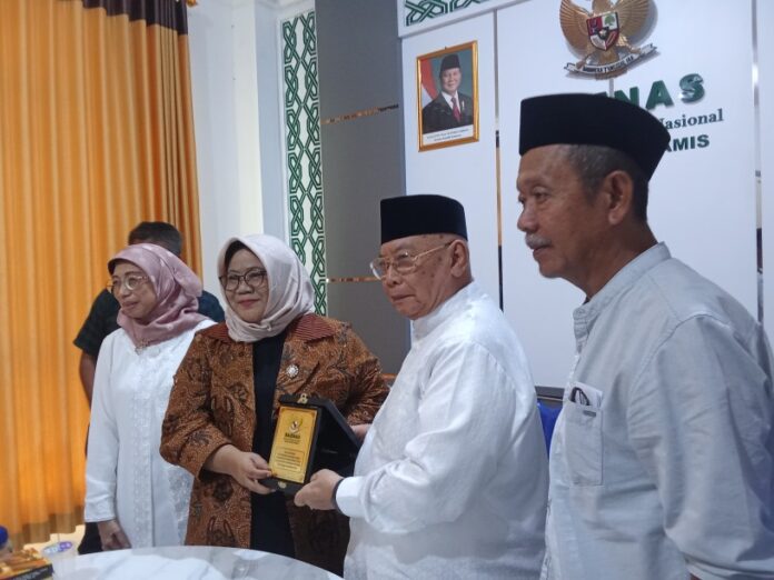Ketpot: Bapenas saat saat menyerahkan plakat kepada ketua BAZNas Ciamis