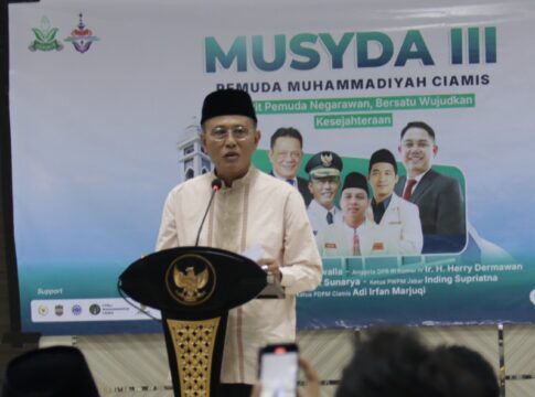 Keterangan Foto: Bupati Ciamis Dr. H. Herdiat Sunarya ketika membuka acara Musyawarah Daerah (Musyda) III Pemuda Muhammadiyah Kabupaten Ciamis di Aula BKPSDM Ciamis, Sabtu (20/12/2025).
