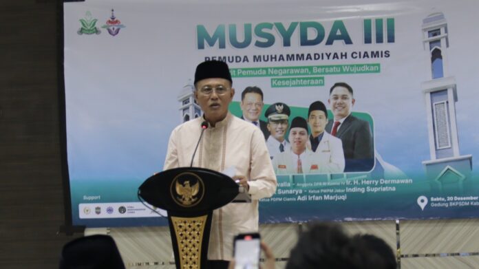 Keterangan Foto: Bupati Ciamis Dr. H. Herdiat Sunarya ketika membuka acara Musyawarah Daerah (Musyda) III Pemuda Muhammadiyah Kabupaten Ciamis di Aula BKPSDM Ciamis, Sabtu (20/12/2025).