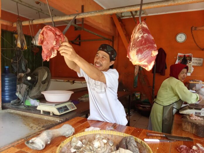 Ketpot: H Jeje salah seorang penjual daging sapi di Pasar Manis Ciamis Jawa Barat