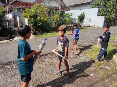 Ketpot: Sejumlah anak anak saat bermain perang perangan menggunakan senjata dari bekas botol air kemasan yang diisi spirtus