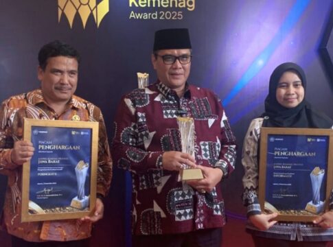 Kepala Kanwil Kemenag Jabar, H. Dudu Rohman, S.Ag, M.Si (tengah) meraih tiga penghargaan pada Humas Kemenag Award 2025, bukti inovasi komunikasi publik di era digital.