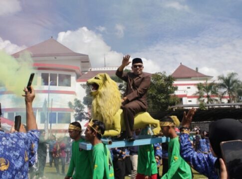 Kepala BKPSDM Kabupaten Tasikmalaya, Drs. H. Iing Farid Khozin, M.Si, diarak ribuan PPPK Paruh Waktu seusai prosesi pengangkatan oleh Bupati Cecep Nurul Yakin.