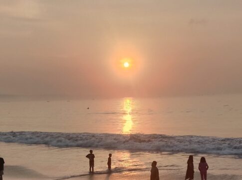 wisatawan berburu sunrise pantai pangandaran@fokusjabar.id