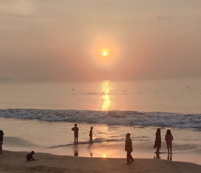 wisatawan berburu sunrise pantai pangandaran@fokusjabar.id