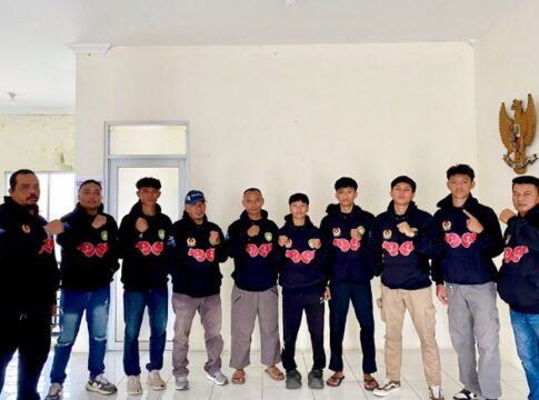 Ketua Pertina Kabupaten Tasikmalaya, Arief Sudrajat, S.Ip (ujung kiri) foto bersama para atlet tinju.