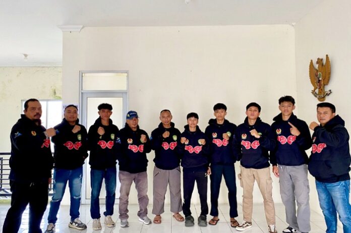 Ketua Pertina Kabupaten Tasikmalaya, Arief Sudrajat, S.Ip (ujung kiri) foto bersama para atlet tinju.