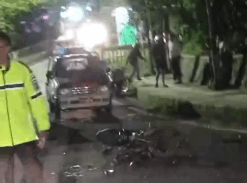 Ketpot: Petugas Kepolisian Satlantas Polres Ciamis saat mengevakuasi korban laka lantas di Sindangkasih