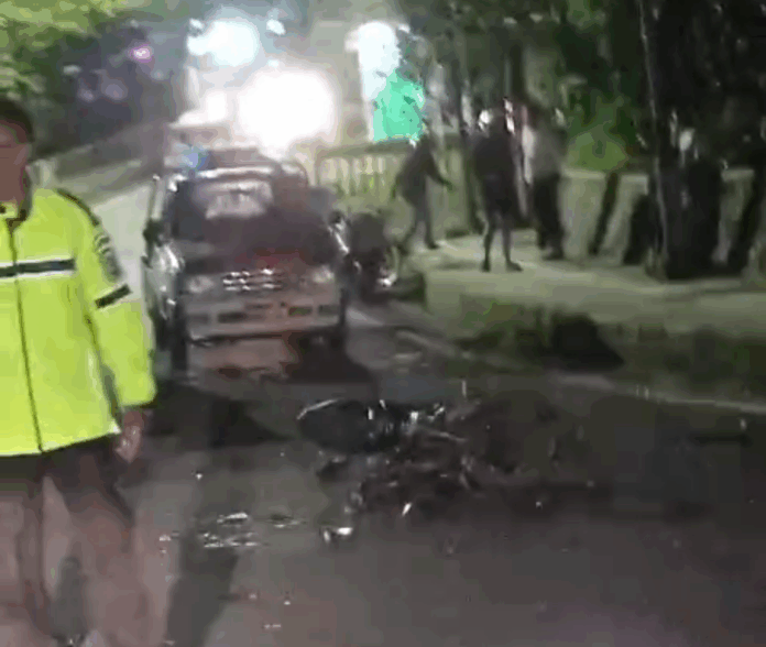 Ketpot: Petugas Kepolisian Satlantas Polres Ciamis saat mengevakuasi korban laka lantas di Sindangkasih Ketpot: Petugas Kepolisian Satlantas Polres Ciamis saat mengevakuasi korban laka lantas di Sindangkasih