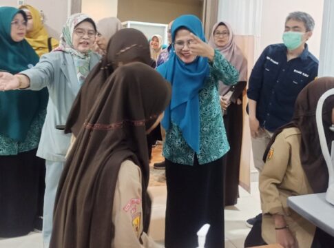 Ketua Tim Penggerak PKK Kabupaten Tasikmalaya, Hj. Retno Widyastuti, SE didampingi Direktur RSUD KHZ Musthafa dr. Hj. Eli Hendalia, MH.Kes meninjau langsung proses pemeriksaan mata bagi para pelajar.