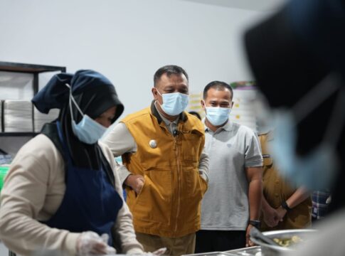 Wakil Bupati Tasikmalaya, Asep Sopari Al Ayubi, melakukan tiga kali inspeksi mendadak ke sejumlah dapur MBG Kabupaten Tasikmalaya, bahkan di waktu-waktu yang tak terduga termasuk sebelum fajar menyingsing.