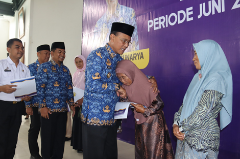 Bipati Ciamis Heridat Sunarya menyalurkan uang kadeudeuh kepada 302 ASN purna bhakti dan bantuan duka kepada 20 ahli waris ASN yang wafat pada periode Juni–Oktober 2025